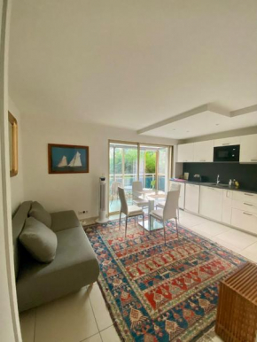 Lovely Flat with Covered Balcony in Cannes